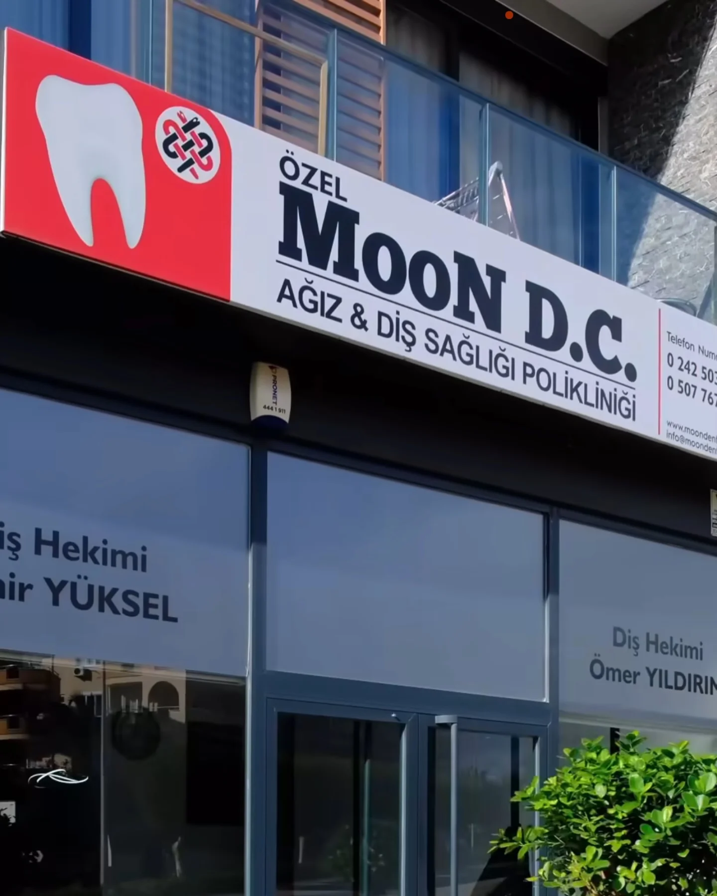 Şeffaf Plaklar ile Tedavi: Moon D.C. ile Tel Takmadan Düzgün Dişler