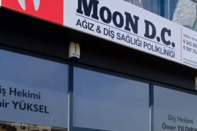  Şeffaf Plaklar ile Tedavi: Moon D.C. ile Tel Takmadan Düzgün Dişler