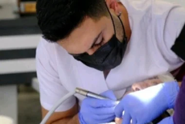 Die neuesten Lasertechnologien in der Zahnbehandlung: Weniger Schmerz, schnellere Heilung